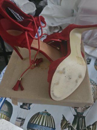 Zapatos de tacón rojos con cordones