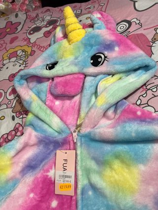 Pijama de unicornio con un diseño de arcoíris vibr