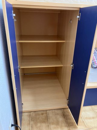 Conjunto de litera con tres camas y armario