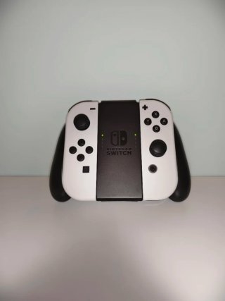 Nintendo Switch OLED con gioco, controller e custodia