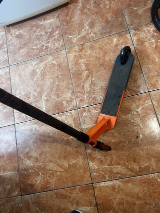 Patinete naranja y negro