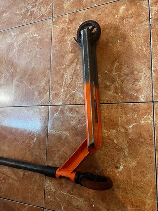 Patinete naranja y negro
