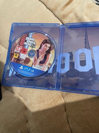 PS4 Slim + GTA V Premium Edition + Mando