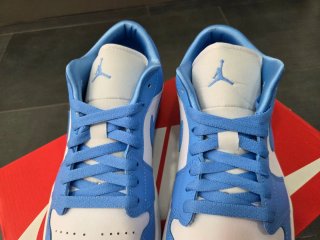 Zapatillas Jordan Air 1 Low UNC t. 44 Azul Blanco