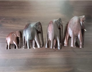 Figuras de elefantes de madera