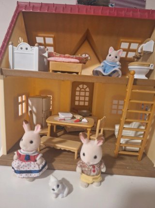 Casa Sylvanian con figuras y accesorios
