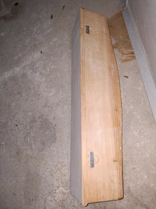 Estante de madera con ganchos