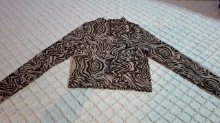 Top manga larga estampado marrón