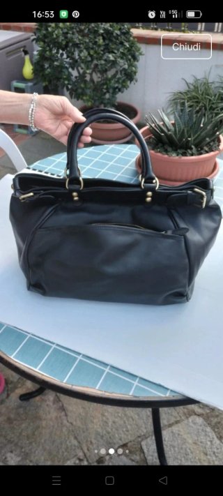 Borsa in pelle nera con tracolla in dotazione.