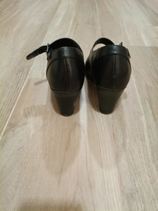 Zapato de tacón negro de piel Camper