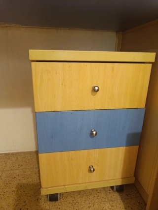 Cama con cajones y mesita de noche. Urge venta