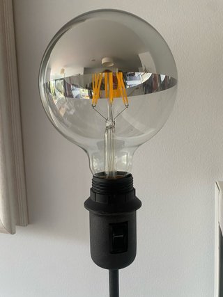Lámpara moderna con pie metálico y bombillón