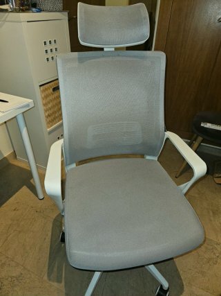 Silla de oficina ergonómica gris