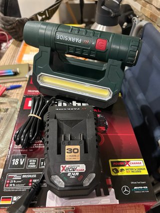 Luz LED Parkside y Cargador Batería X20V Team
