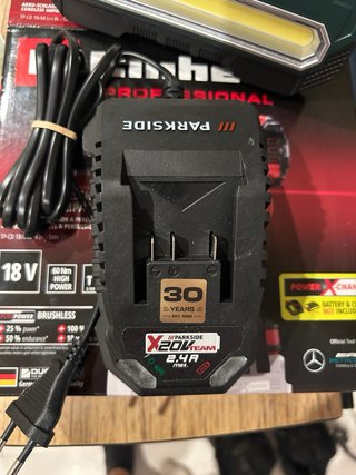 Luz LED Parkside y Cargador Batería X20V Team