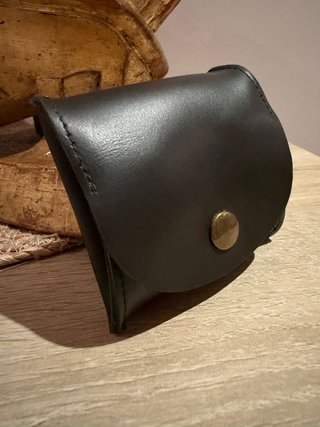 Monedero de piel negro con botón dorado