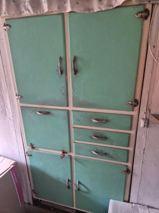 Mueble de cocina antiguo verde.