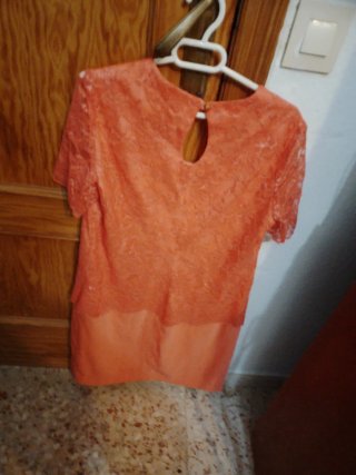 Vestido naranja hasta la rodilla