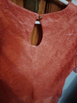 Vestido naranja hasta la rodilla