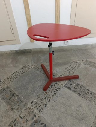 Mesa auxiliar roja moderna