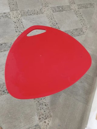 Mesa auxiliar roja moderna