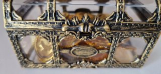Cassa del tesoro pirata con monete d'oro