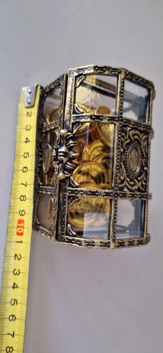 Cassa del tesoro pirata con monete d'oro