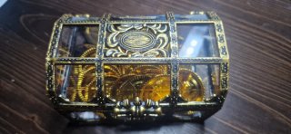 Cassa del tesoro pirata con monete d'oro