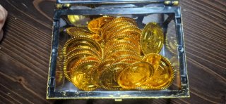 Cassa del tesoro pirata con monete d'oro