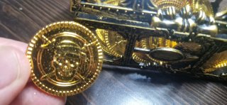 Cassa del tesoro pirata con monete d'oro