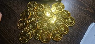Cassa del tesoro pirata con monete d'oro