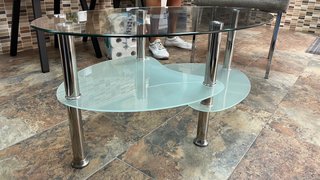Dúo de sillas grises y mesa de cristal