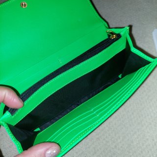 Portafoglio in pelle verde con dettagli oro