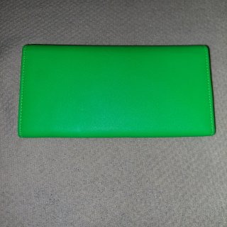 Portafoglio in pelle verde con dettagli oro