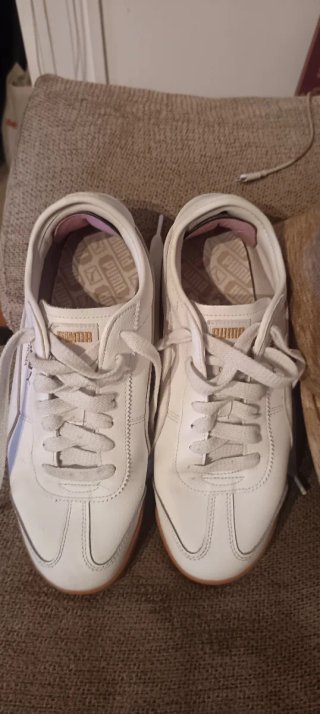 Zapatillas Puma Blancas y Doradas