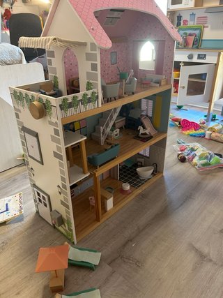 Casa de muñecas con muebles (madera) Aldi