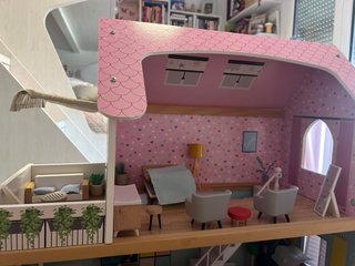 Casa de muñecas con muebles (madera) Aldi