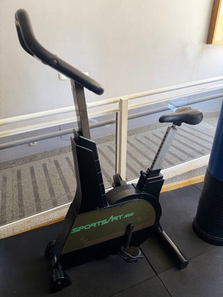 Bicicleta estática SportsArt 5003C gimnasio pro