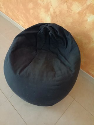 Puf negro de tela
