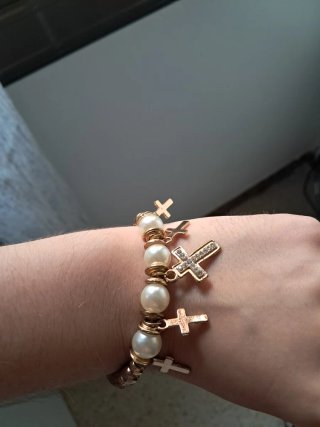 Pulsera de perlas y cruces doradas