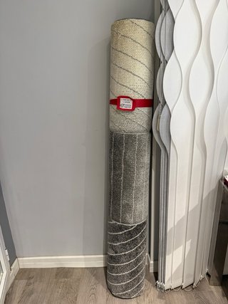 Alfombra geométrica gris y amarilla pelo corto