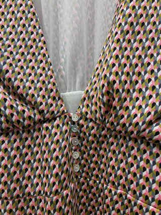 Vestit curt de festa, amb l’esquena descoberta