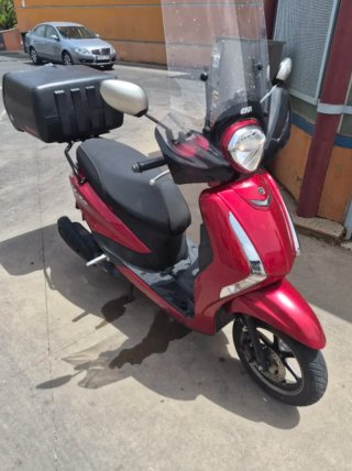 Moto Yamaha D'elight 125 Scooter Roja
