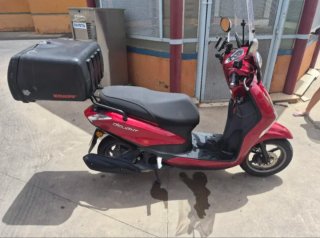 Moto Yamaha D'elight 125 Scooter Roja
