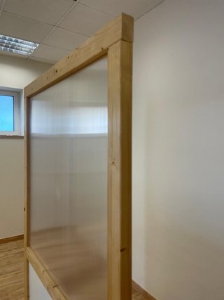 Paneles separadores de madera y policarbonato.