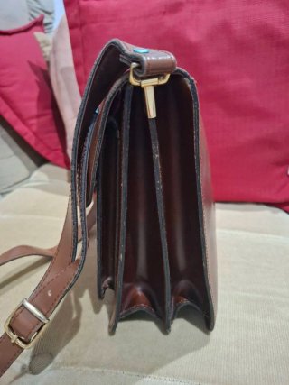 Bolso de cuero vintage con llave.