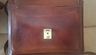 Bolso de cuero vintage con llave.