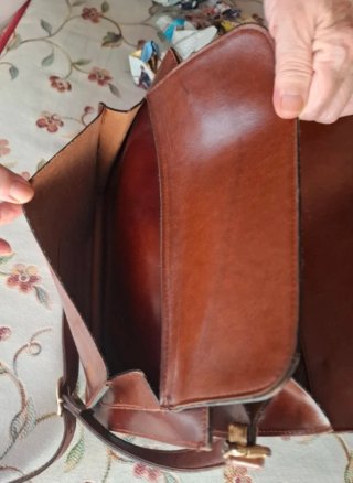 Bolso de cuero vintage con llave.