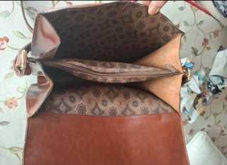 Bolso de cuero vintage con llave.
