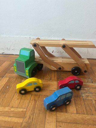 Remolque madera con 3 coches de juguete